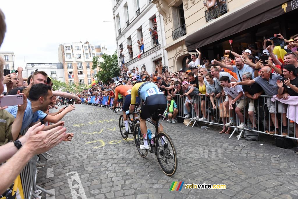 Mathieu van der Poel (Nederland) en Wout van Aert (België) in de eerste klim van de Butte Montmartre