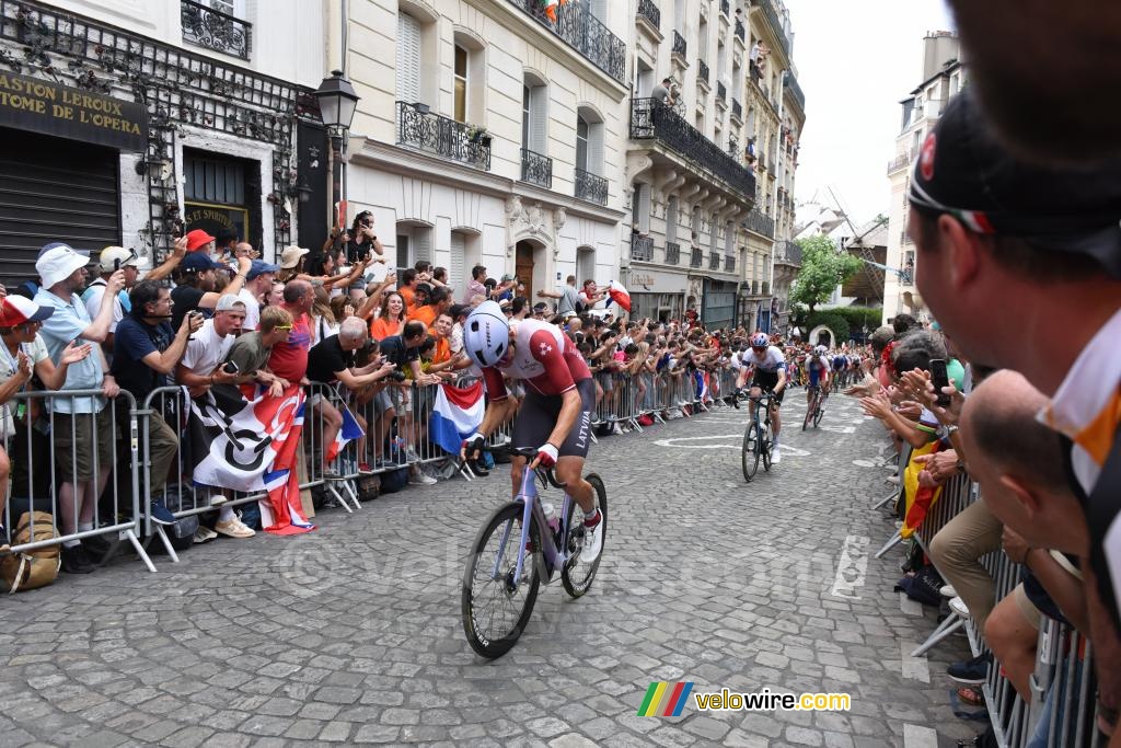 Het peloton in de eerste klim van de Butte Montmartre