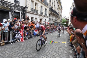 Le peloton dans la première montée de la Butte Montmartre (37x)