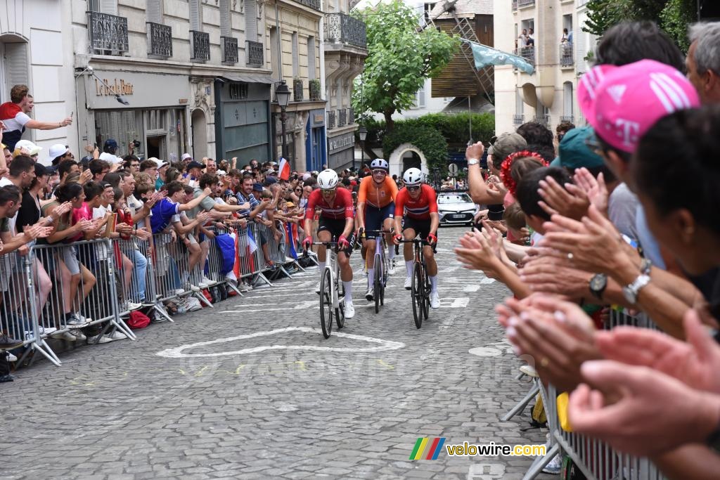 Mikkel Bjerg (Denemarken), Tobias Foss (Norwegen) en Daan Hoole (Nederland) in de eerste klim van de Butte Montmartre