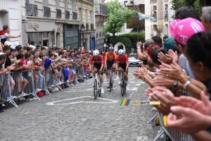 Mikkel Bjerg (Danemark), Tobias Foss (Norvège) et Daan Hoole (Pays-Bas) dans la première montée de la Butte Montmartre (446x)