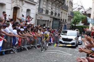 Thanakhan Chaiayasombat (Thailande) salue le public dans la première montée de la Butte Montmartre (416x)