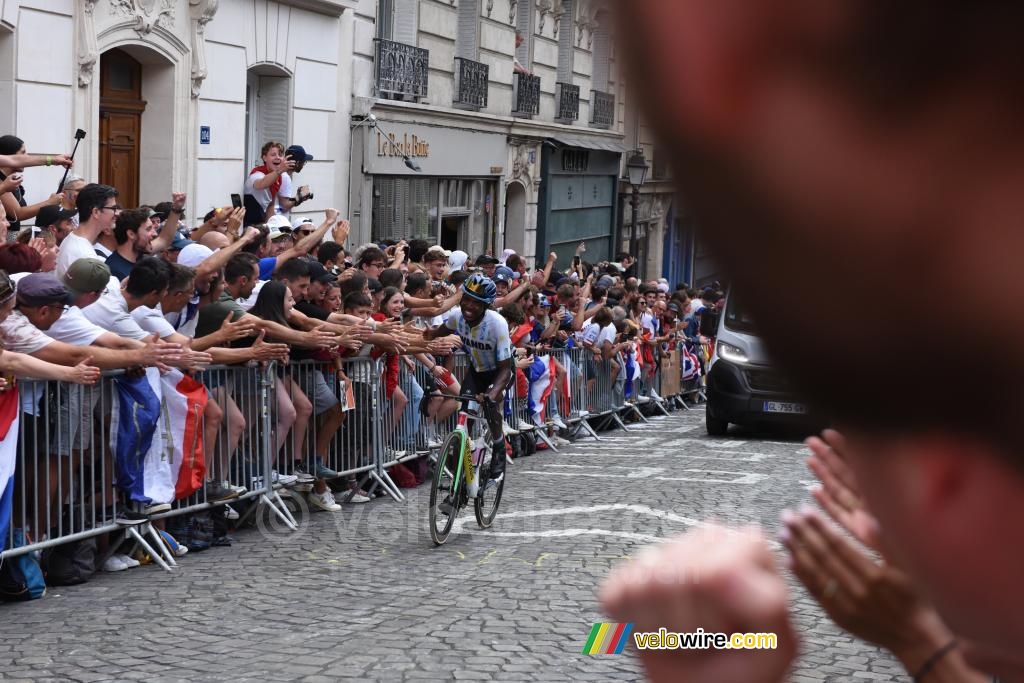 Eric Manzabayo (Rwanda) touches the public in the first climb of the Butte Montmartre