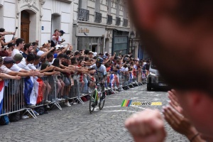 Eric Manzabayo (Rwanda) salue le public dans la première montée de la Butte Montmartre (32x)