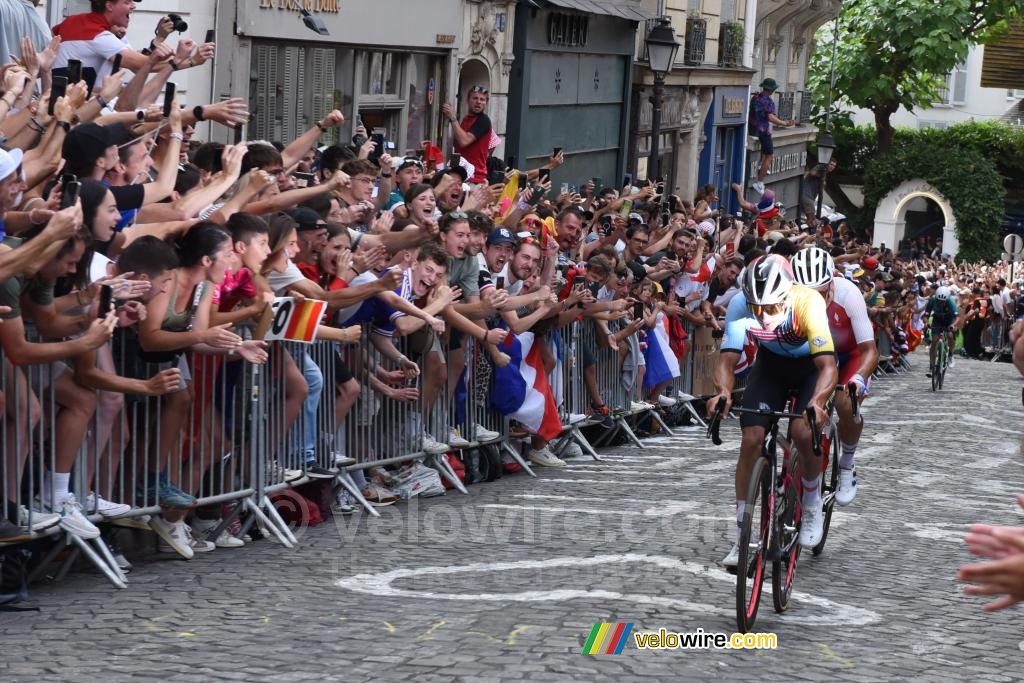 Remco Evenepoel (Belgi) & Valentin Madouas (Frankrijk) in de tweede klim van de Butte Montmartre