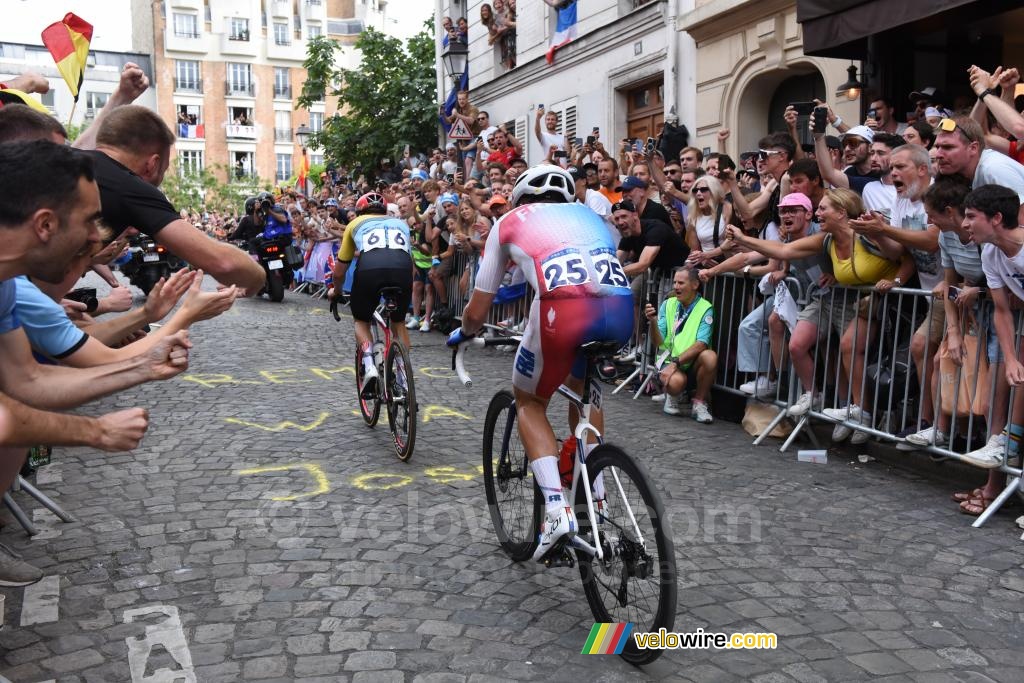 Remco Evenepoel (België) & Valentin Madouas (Frankrijk) in de tweede klim van de Butte Montmartre (2)