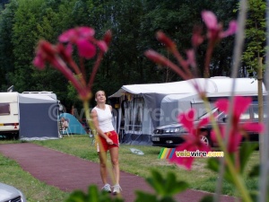 Ellen playing badminton (569x)