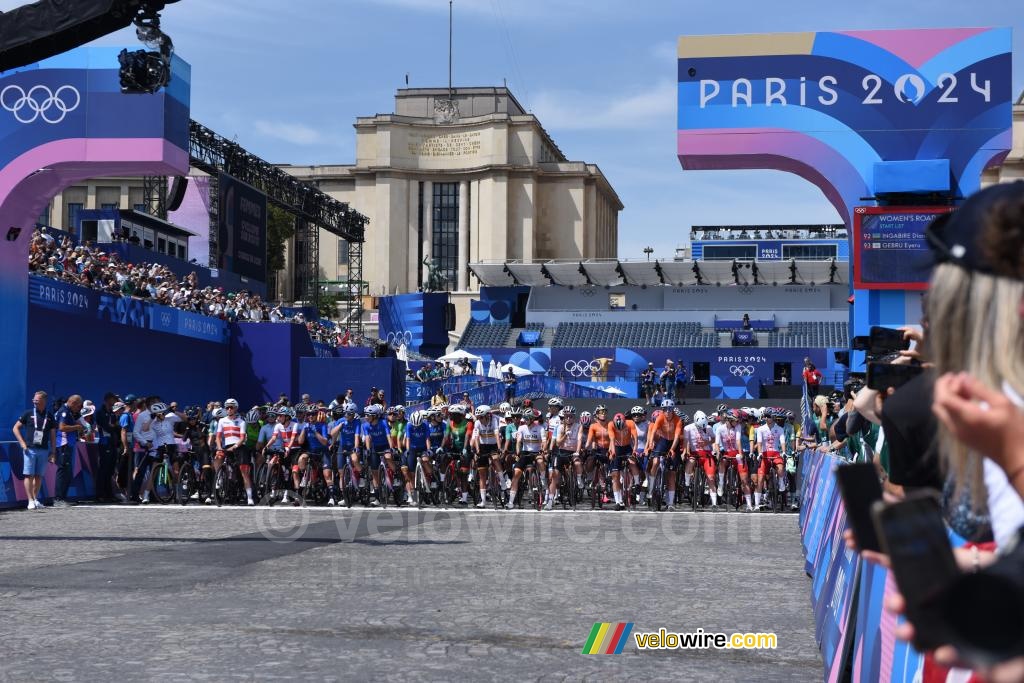 Les femmes sont prêtes au départ de la course en ligne des Jeux Olympiques Paris 2024