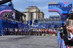 Les femmes sont prêtes au départ de la course en ligne des Jeux Olympiques Paris 2024 (459x)