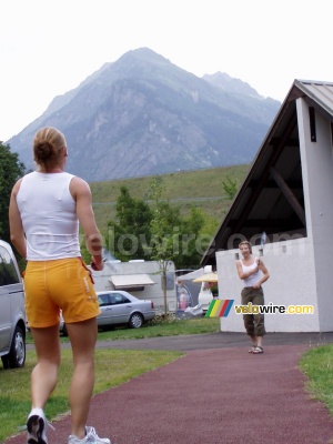 Ellen & Meggie playing badminton (603x)