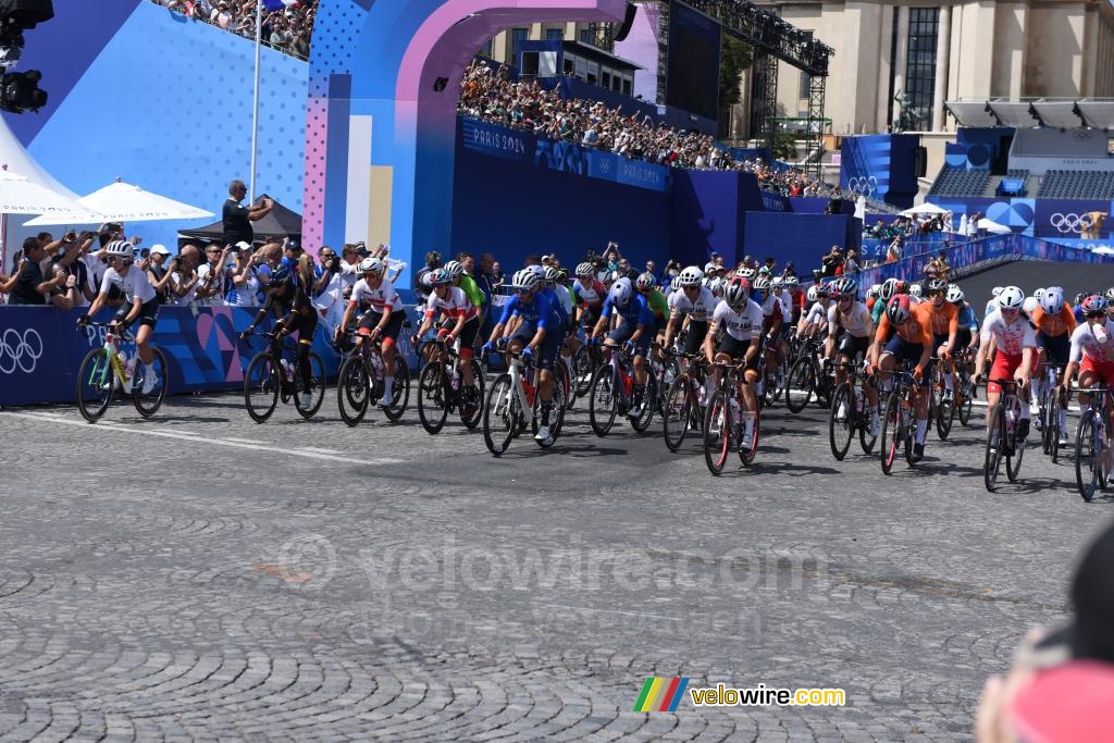 De dameswegrit van de Olympische Spelen van Parijs 2024 is van start gegaan