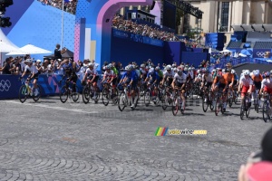 The women's road race of the Paris 2024 Olympics has started (35x)