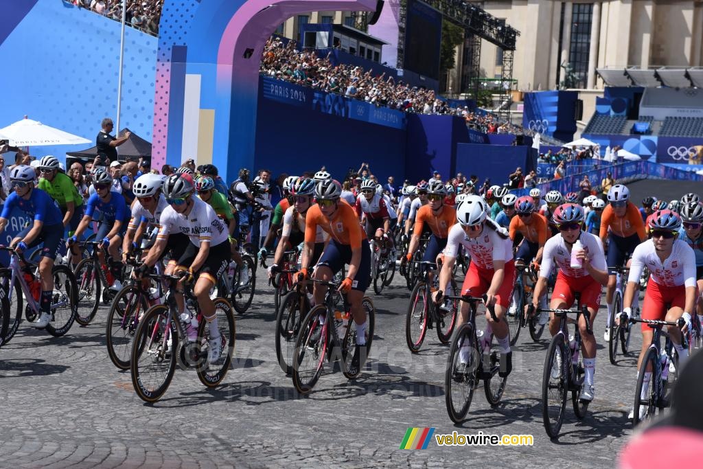 De dameswegrit van de Olympische Spelen van Parijs 2024 is van start gegaan (2)