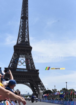 C'est parti pour la course en ligne femmes des Jeux Olympiques Paris 2024, en direction de la Tour Eiffel (68x)