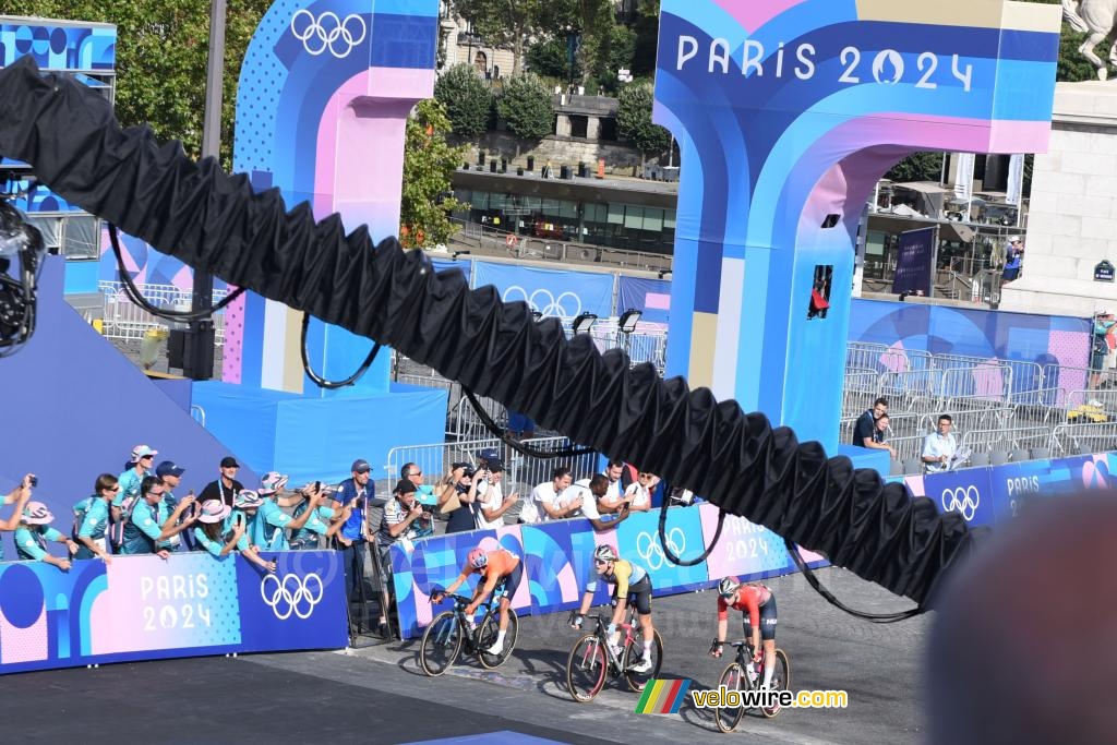 De strijd om de zilveren medaille is gewonnen door Marianne Vos (Nederland), voor Lotte Kopecky (België) en Blanka Vas (Hongarije)