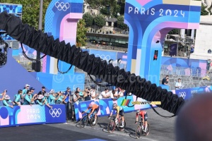 La bataille pour la médaille d'argent est remportée par Marianne Vos (Pays-Bas), devant Lotte Kopecky (Belgique) et Blanka Vas (Hongrie) (68x)