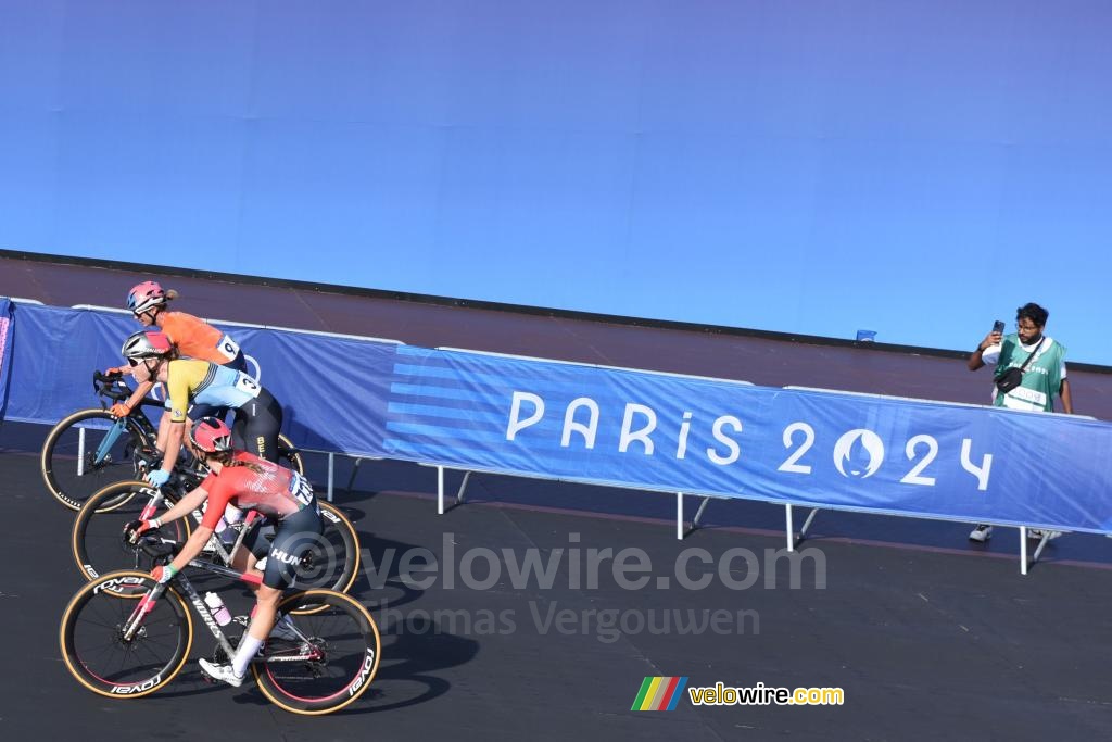 La bataille pour la médaille d'argent est remportée par Marianne Vos (Pays-Bas), devant Lotte Kopecky (Belgique) et Blanka Vas (Hongrie) (2)