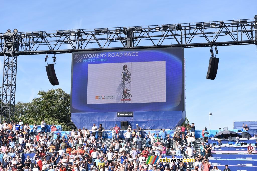 De strijd om de zilveren medaille is gewonnen door Marianne Vos (Nederland), voor Lotte Kopecky (Belgi) en Blanka Vas (Hongarije)  photo finish