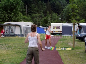 Meggie & Ellen jouent au badminton (525x)