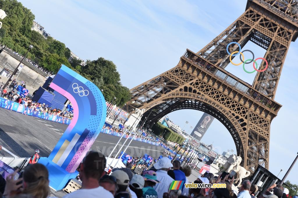 The peloton is off to the finish line, in front of the Eiffel Tower