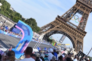 The peloton is off to the finish line, in front of the Eiffel Tower (1973x)