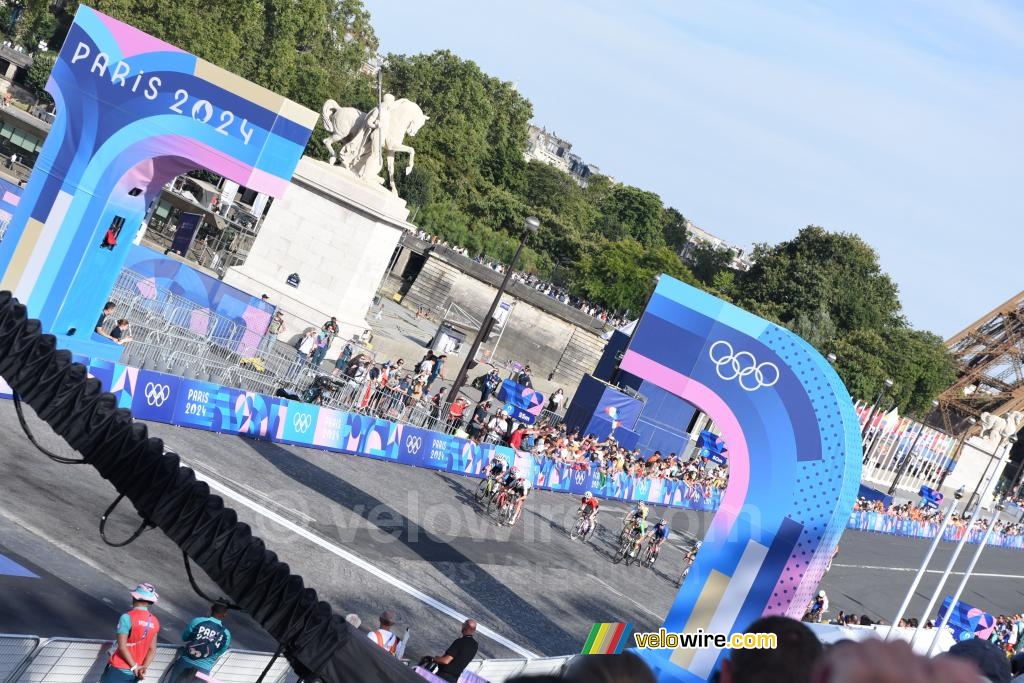 Le peloton se dirige vers la ligne d'arrivée, devant la Tour Eiffel (2)