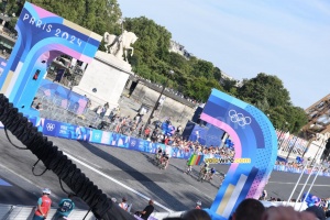 The peloton is off to the finish line, in front of the Eiffel Tower (2) (1991x)