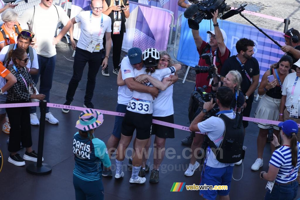 Kristen Faulkner (United States) celebrates the victory with her parents