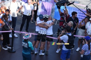 Kristen Faulkner (United States) celebrates the victory with her parents (4017x)