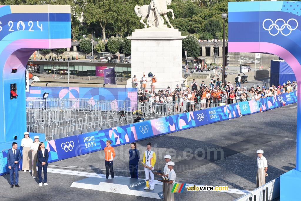 Het podium van de dameswegrit: Kristen Faulkner (Verenigde Staten), Marianne Vos (Nederland), Lotte Kopecky (Belgi)