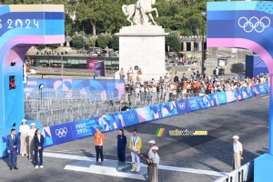 Le podium de la course en ligne femmes : Kristen Faulkner (Etats-Unis), Marianne Vos (Pays-Bas), Lotte Kopecky (Belgique) (233x)