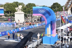 Le hisser des drapeaux, avec l’hymne (22240x)