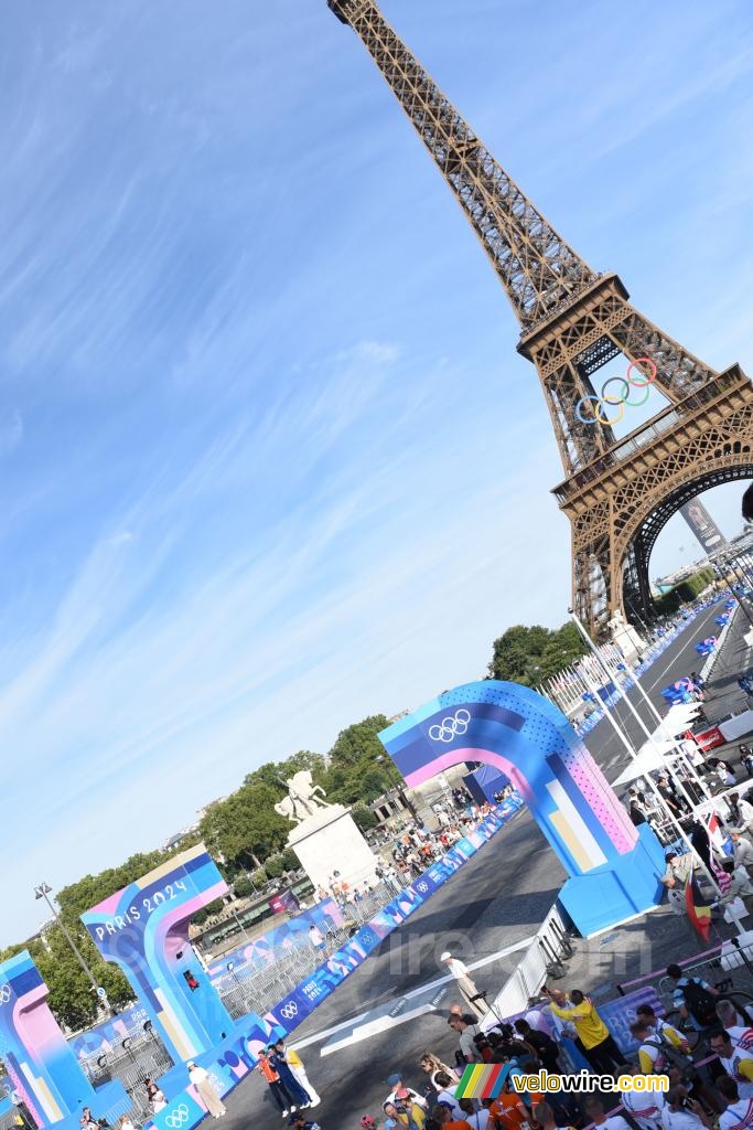 The podium of the womens road race: Kristen Faulkner (United States), Marianne Vos (Netherlands), Lotte Kopecky (Belgium), in front of the Eiffel Tower