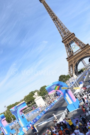 The podium of the women’s road race: Kristen Faulkner (United States), Marianne Vos (Netherlands), Lotte Kopecky (Belgium), in front of the Eiffel Tower (2851x)