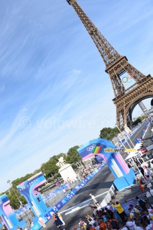 The podium of the women's road race: Kristen Faulkner (United States), Marianne Vos (Netherlands), Lotte Kopecky (Belgium), in front of the Eiffel Tower (407x)