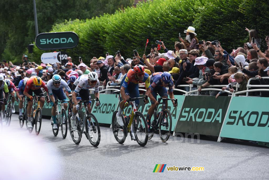 Tim Merlier (Soudal Quick-Step) op weg naar zijn overwinning, voor Jonathan Milan (Lidl-Trek) en Phil Bauhaus (Bahrain Victorious)