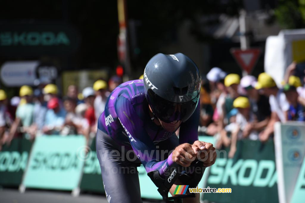 Ben O'Connor (Team Jayco AlUla) tijdens de tijdrit Caen > Caen