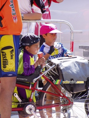 Même ces petits garçons ont monté l'Alpe d'Huez à vélo (359x)