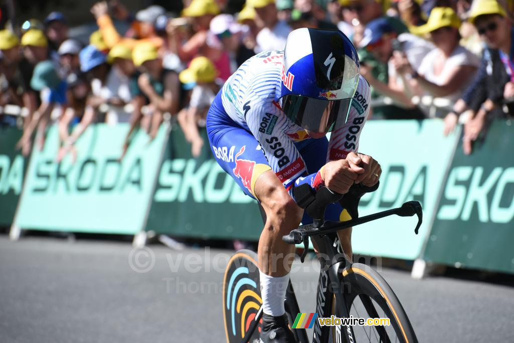 Primoz Roglic (Red Bull-BORA-hansgrohe) tijdens de tijdrit Caen > Caen
