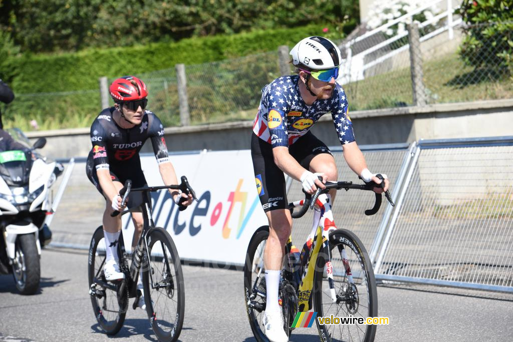 Quinn Simmons (Lidl-Trek) en Michael Storer (Tudor), 2e en 3e van de etappe in Vire Normandie