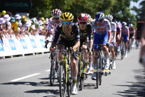 The peloton with Simon Yates and Jonas Vingegaard (Team Visma | Lease a Bike) (227x)