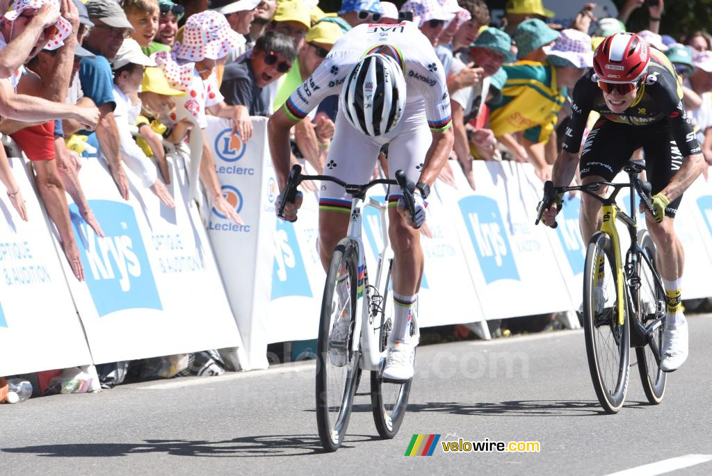 Tadej Pogacar (UAE Team Emirates) pakt de overwinning voor Jonas Vingegaard (Team Visma | Lease a Bike)