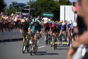 Jonathan Milan (Lidl-Trek) and Wout van Aert (Team Visma | Lease a Bike) in the final sprint in Laval (210x)