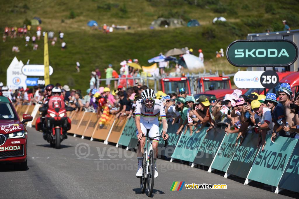 Tadej Pogacar (UAE Team Emirates XRG) op weg naar zijn overwinning op Hautacam