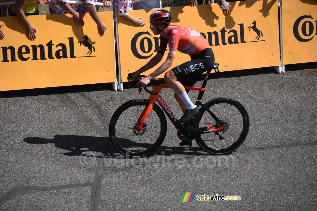 Thymen Arensman (INEOS Grenadiers) komt in Peyragudes aan