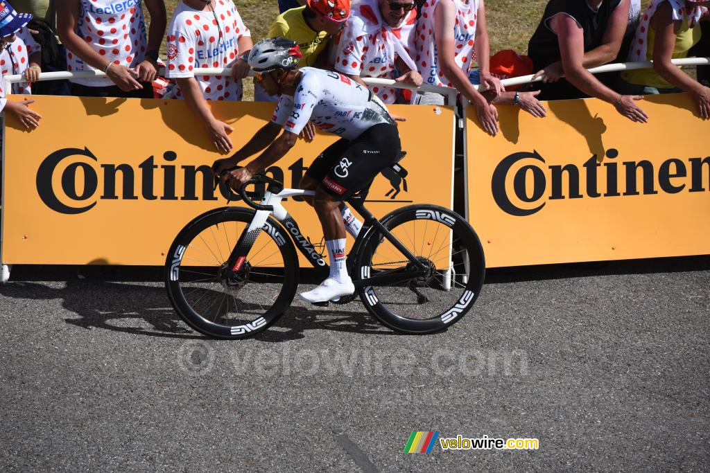 Jhonatan Narvaez (UAE Team Emirates XRG) komt in Peyragudes aan