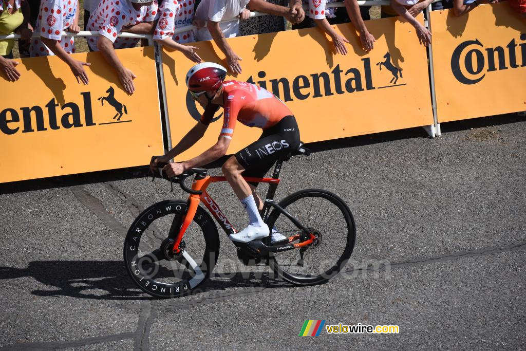 Carlos Rodriguez (INEOS Grenadiers) komt in Peyragudes aan