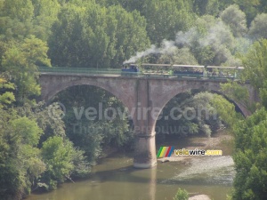 Le petit train touristique de Saint Lieux vu depuis Giroussens (639x)