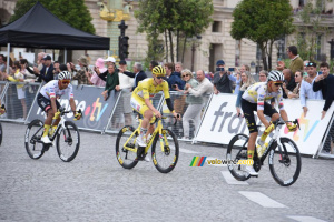 Tadej Pogacar and his UAE Team Emirates XRG arrive for the first time at the Place de la Concorde in Paris (176x)