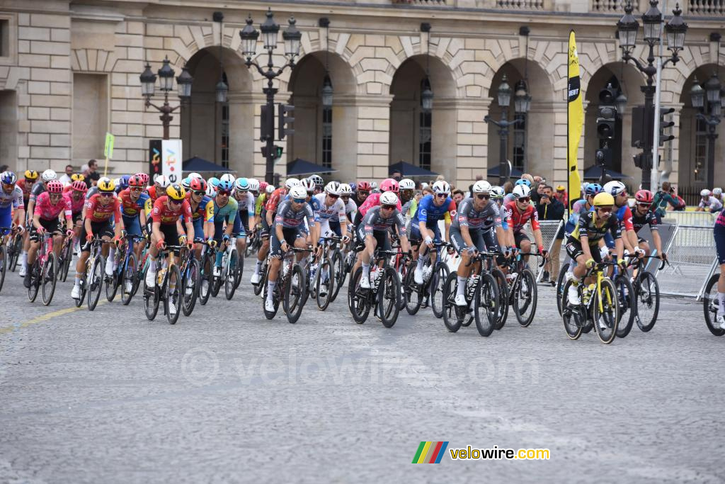 Het peloton bij de eerste doorkomst op de Place de la Concorde in Parijs